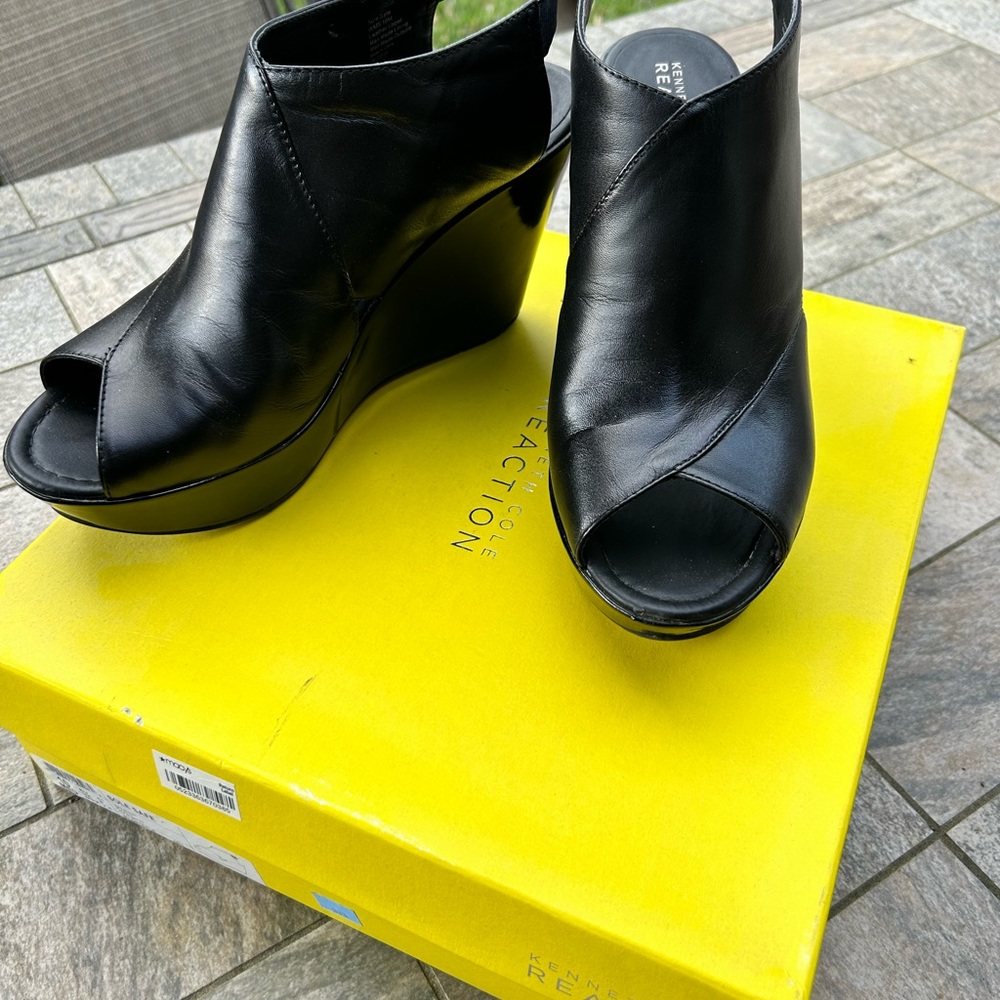 Kenneth Cole Reaction Sole Safe Black peep toe wedges
